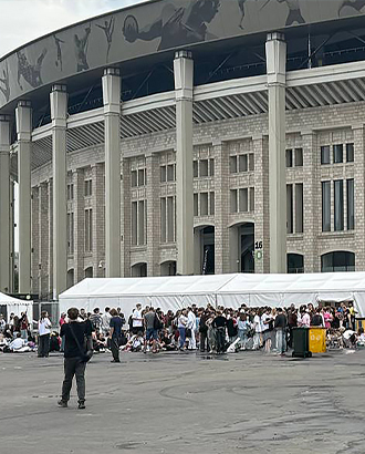 У «Лужников» люди со вчерашнего вечера стоят в очереди, чтобы попасть на концерт Егора Крида