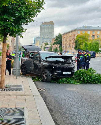 BMW вылетела на тротуар и врезалась в дерево на Ленинском проспекте у РАН — водитель погиб