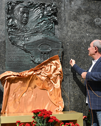 В Глинищевском переулке открыли мемориальную доску сооснователю «Современника» Игорю Кваше
