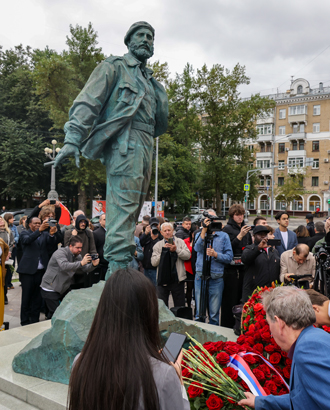 «Руки прочь от кубинского народа»: в Москве прошла памятная акция к 100-летию Фиделя Кастро