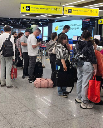 В Шереметьево пассажиры часами ждут своих рейсов: после ночной атаки расписание не восстановили