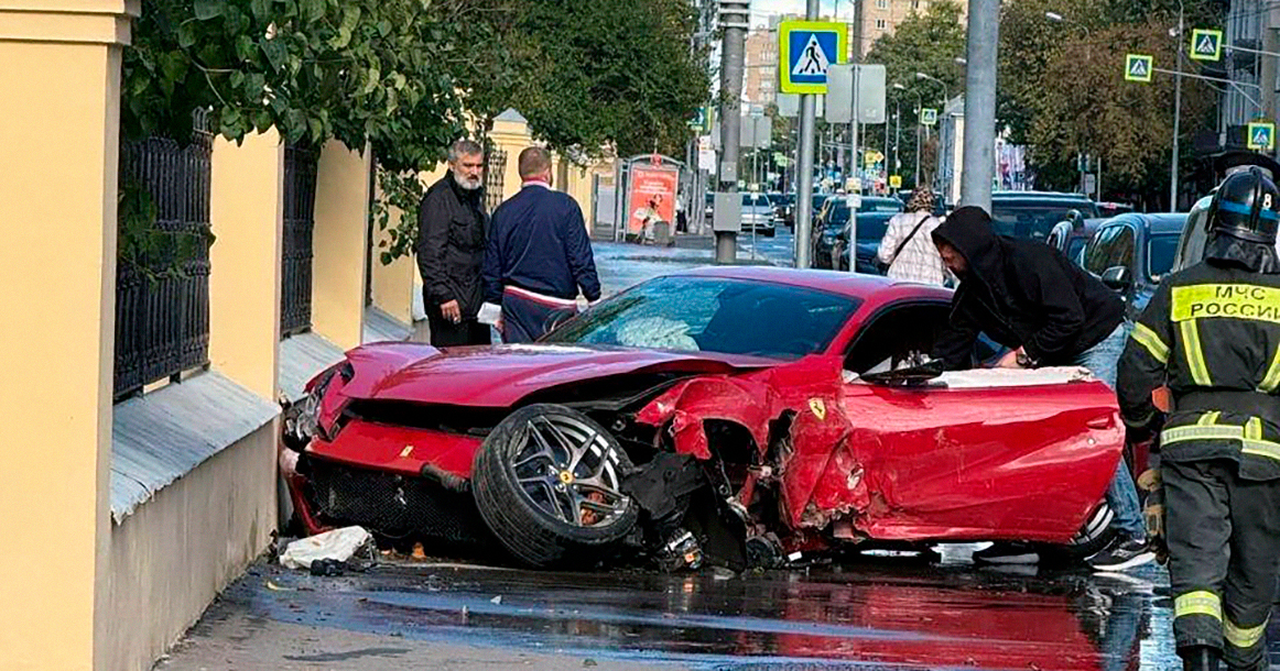 Ferrari врезался в забор на Большой Пироговской улице