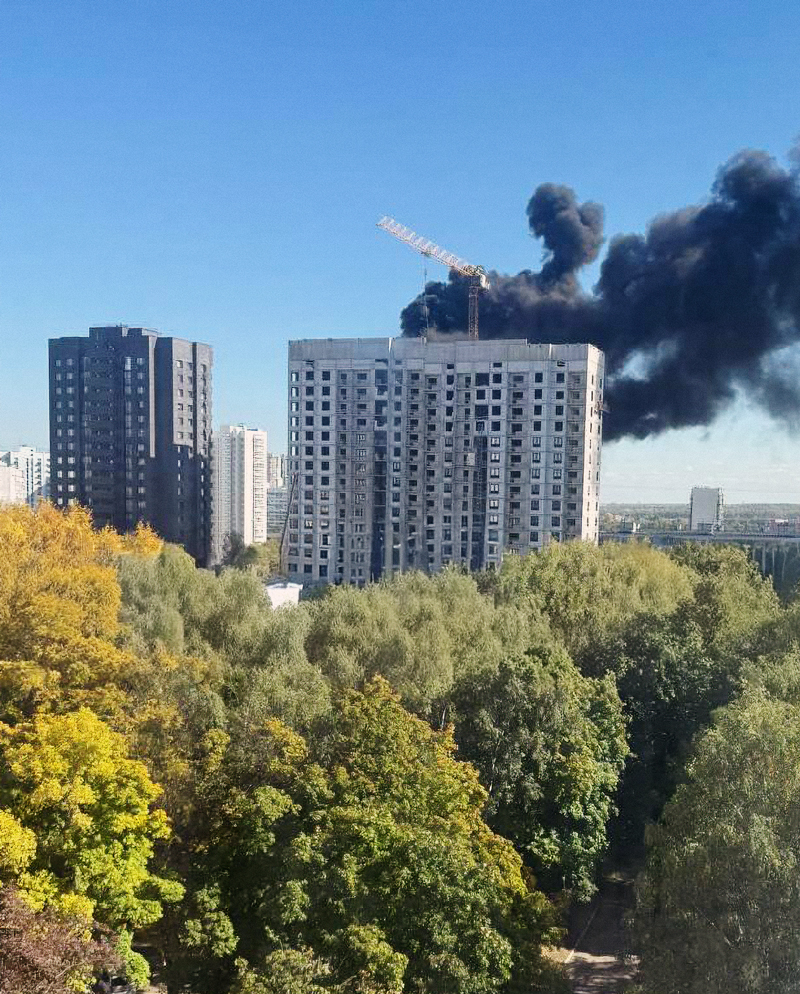 В Бирюлево полыхает крыша новостройки: район затянуло черным дымом