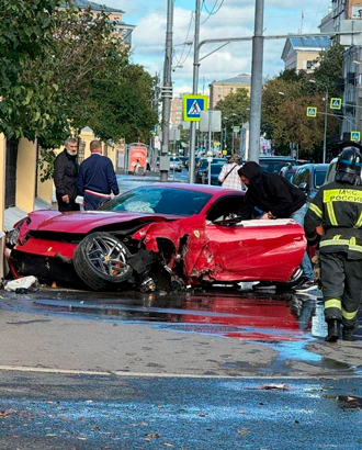 Ferrari врезался в забор на Большой Пироговской улице