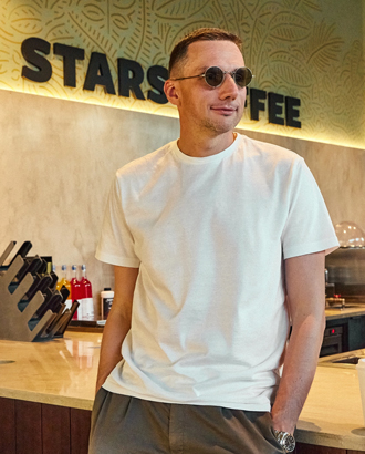 Антон Пинский подал в суд на Starbucks, чтобы оспорить название, похожее на его сеть Stars Coffee