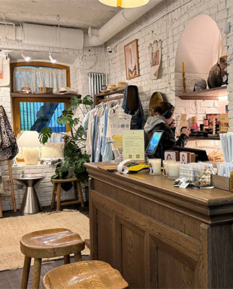 Кофейня при магазине одежды из Костромы Country Textile скорее не требует специального визита