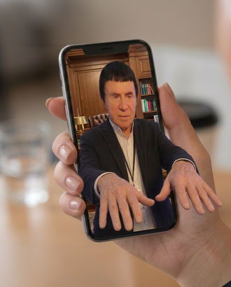 Поклонницы на похоронах Кашпировского начали заряжать воду с помощью его ИИ-клонов