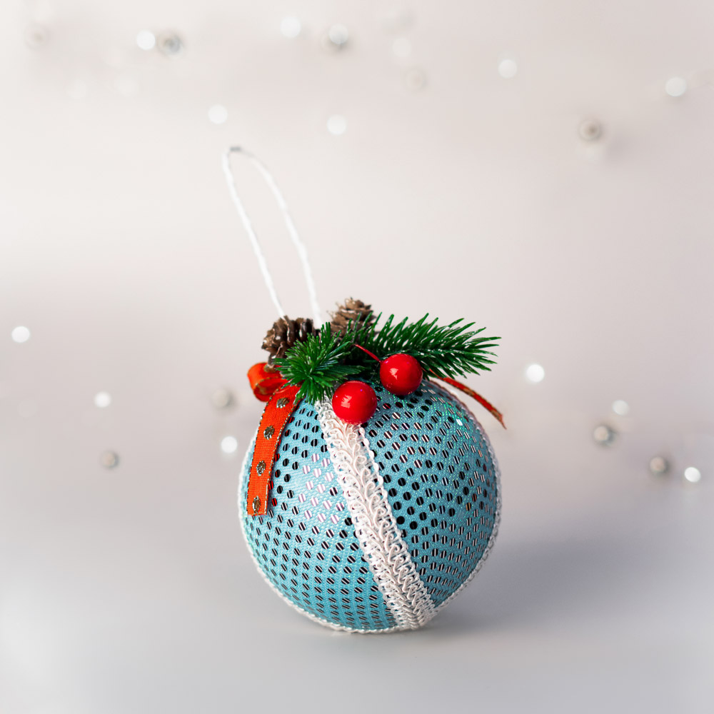 Подвеска новогодняя Сноубум "Шар" голубой с декором из хвои - #5