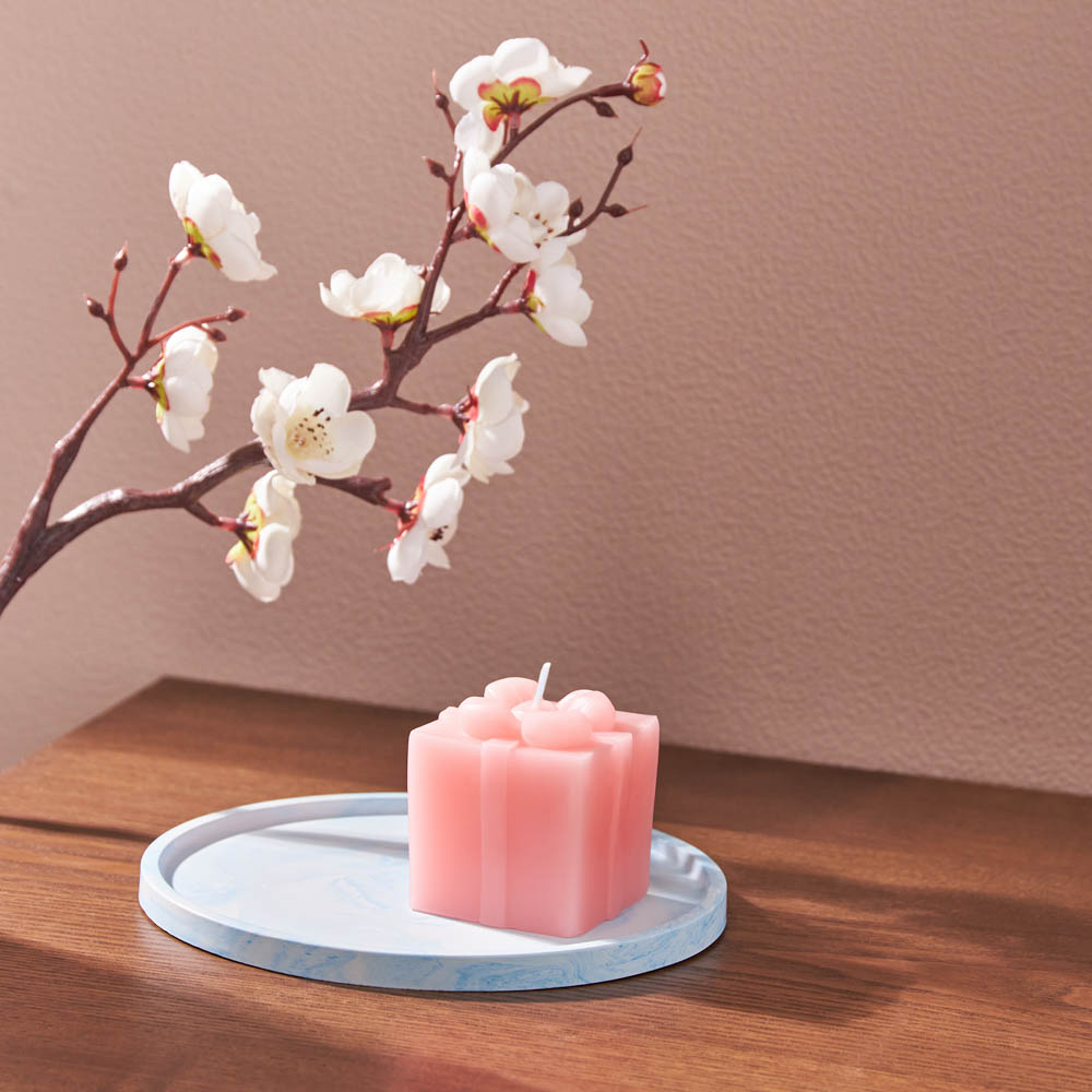 LADECOR Свеча ароматическая в виде подарка 6,5см, парафин, 2 цвета, аромат фрезия  розовый, голубой - #5