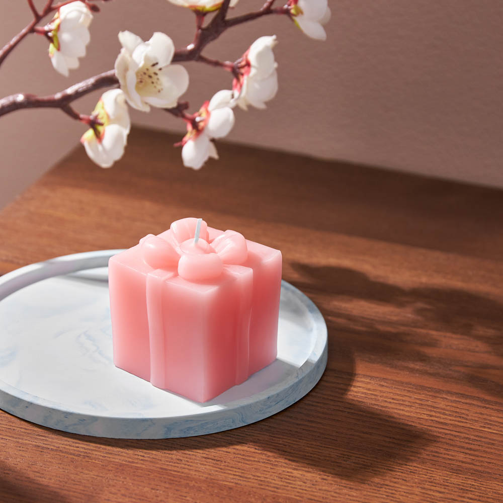 LADECOR Свеча ароматическая в виде подарка 6,5см, парафин, 2 цвета, аромат фрезия  розовый, голубой - #6