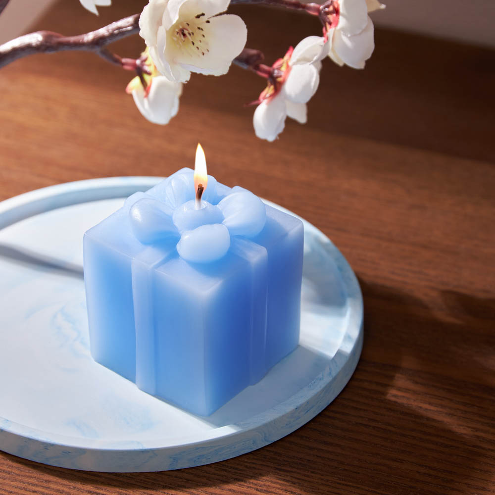 LADECOR Свеча ароматическая в виде подарка 6,5см, парафин, 2 цвета, аромат фрезия  розовый, голубой - #10