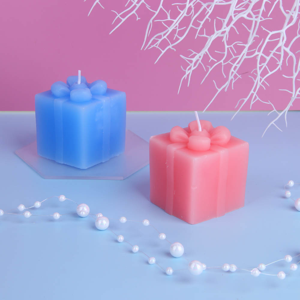 LADECOR Свеча ароматическая в виде подарка 6,5см, парафин, 2 цвета, аромат фрезия  розовый, голубой - #12