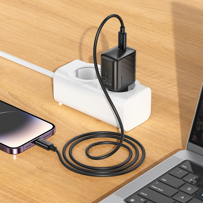 hoco. Зарядное устройство модель CS24A, USB-С 25W + Кабель для зарядки С-IP, цвет: черный - #8