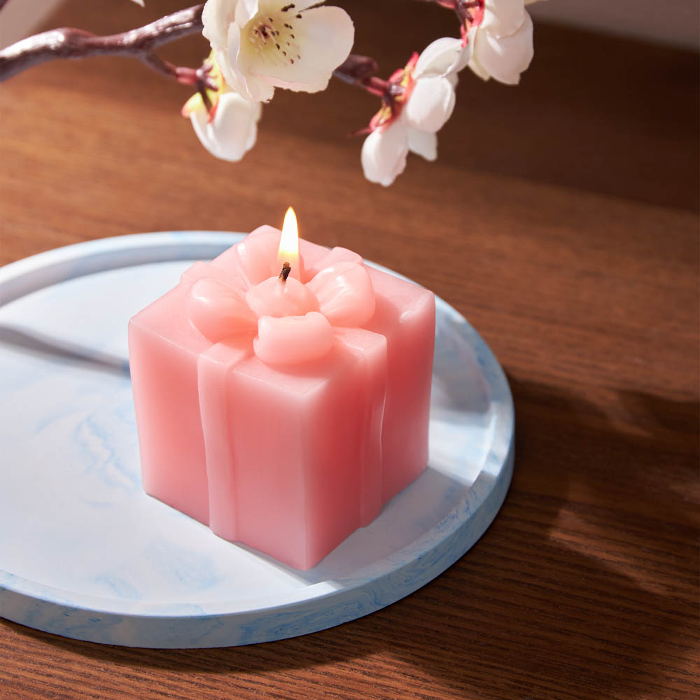 LADECOR Свеча ароматическая в виде подарка 6,5см, парафин, 2 цвета, аромат фрезия  розовый, голубой - #7