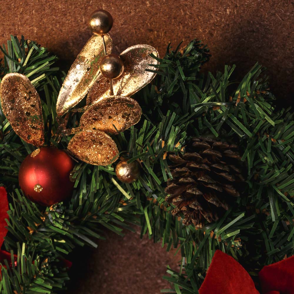 Венок Сноубум Рождественский еловый с цветами и шишками, красный с золотом, 30 см - #6