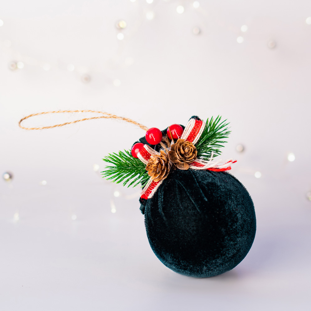 Подвеска Сноубум "Шар новогодний" в вуали с декором из хвои, малахитовый - #5