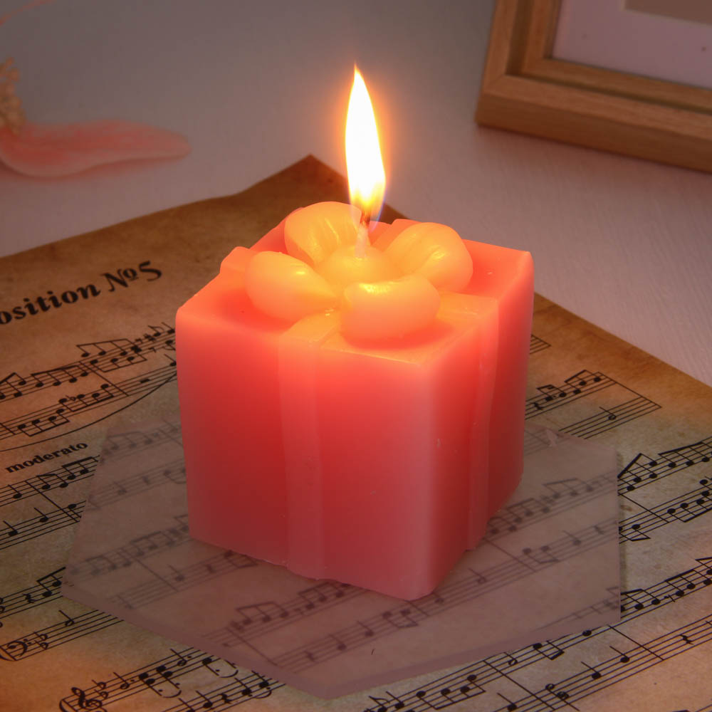 LADECOR Свеча ароматическая в виде подарка 6,5см, парафин, 2 цвета, аромат фрезия  розовый, голубой - #13