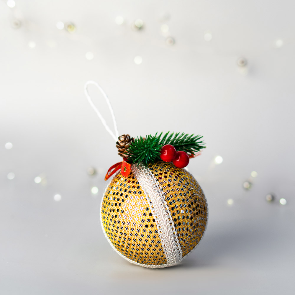 Подвеска новогодняя Сноубум "Шар" золотистый с декором из хвои - #5