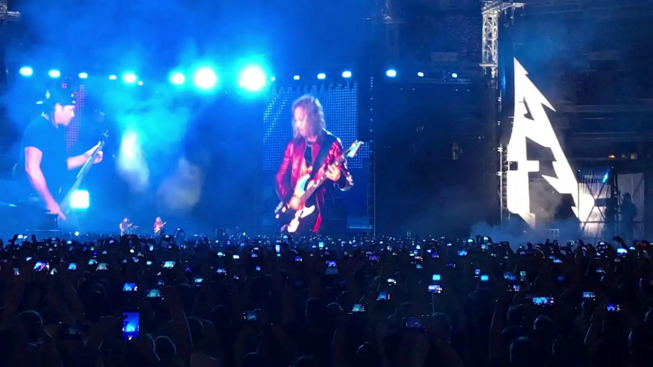 Metallica взорвала Лужники: исполнили "Группу крови" на русском!