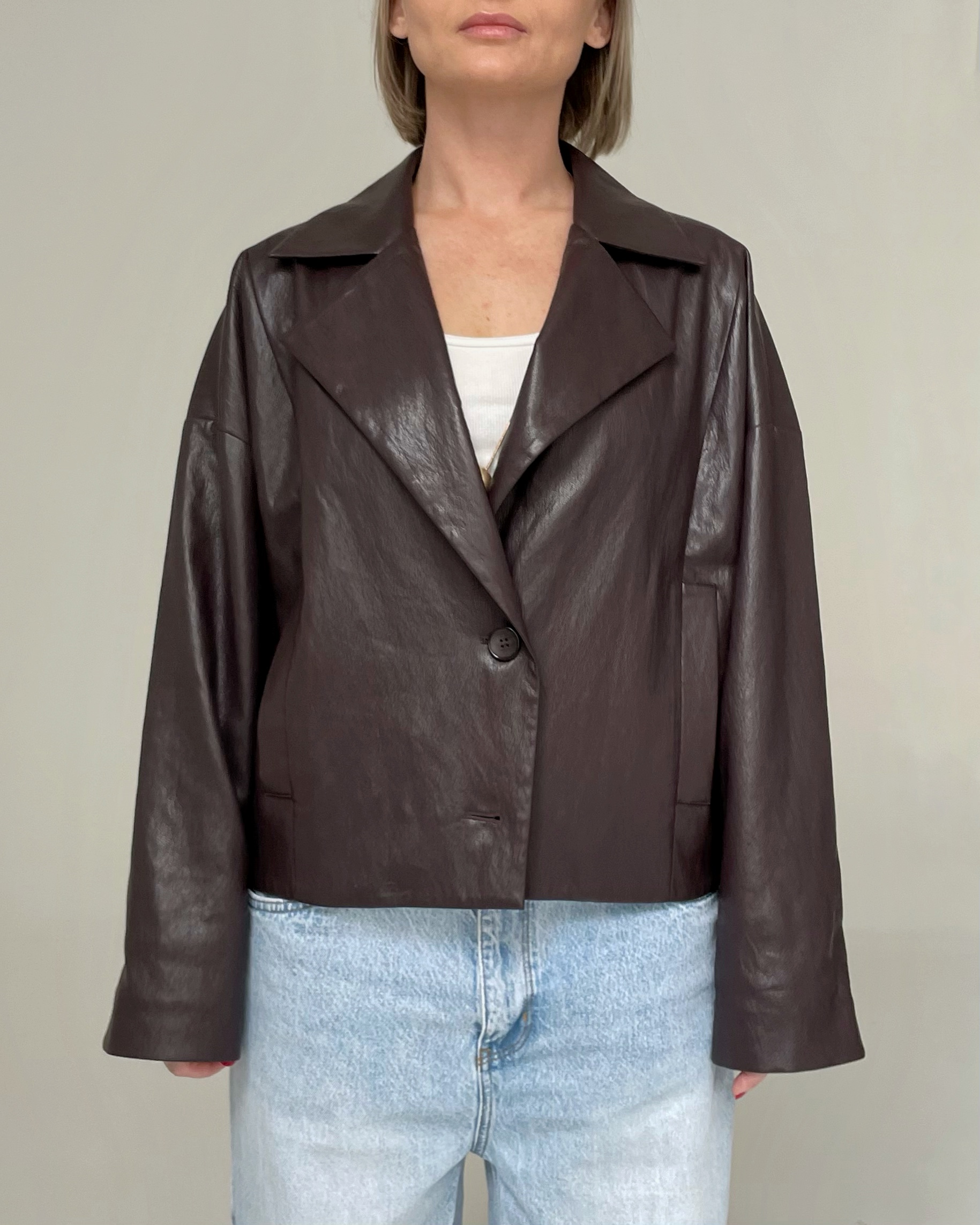 Куртка-жакет из эко-кожи - фото 8