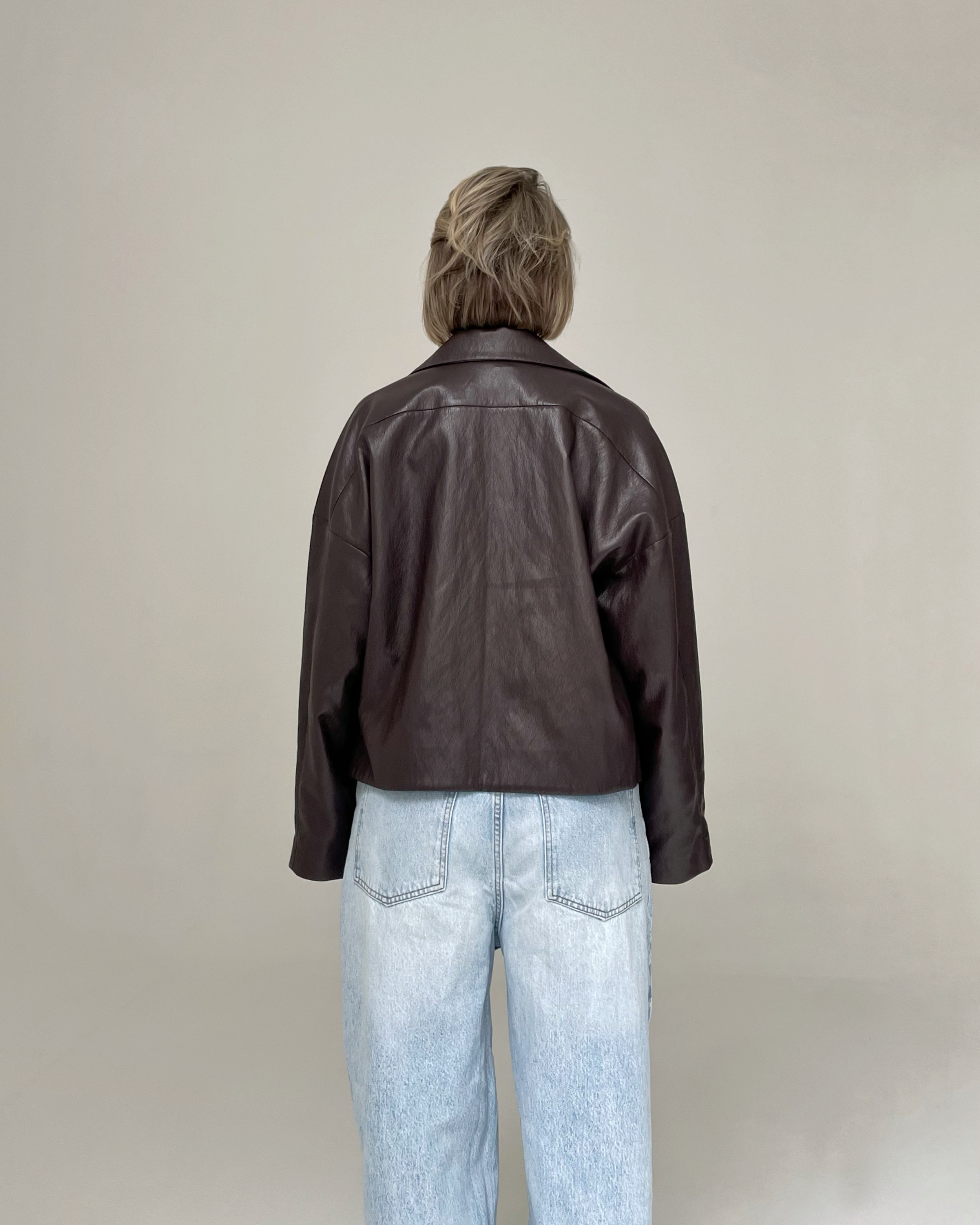 Куртка-жакет из эко-кожи - фото 7