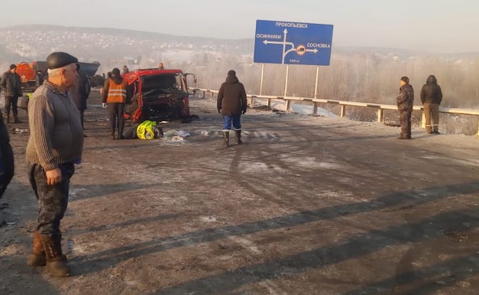 5 декабря автокран и углевоз столкнулись на объездной дороге Новокузнецка. У «Тонара» оторвало кабину