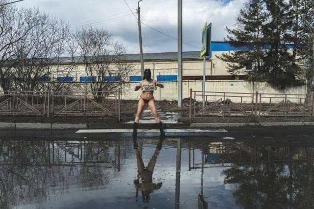 Жительница Иркутска обнаженным телом привлекает внимание общественности к городским проблемам
