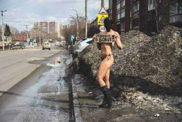 Жительница Иркутска обнаженным телом привлекает внимание общественности к городским проблемам