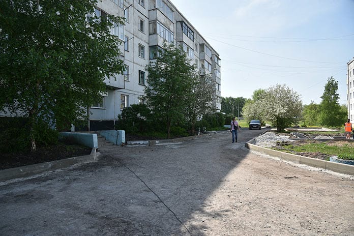 Реконструкция дворовых территорий в Белово, май 2020
