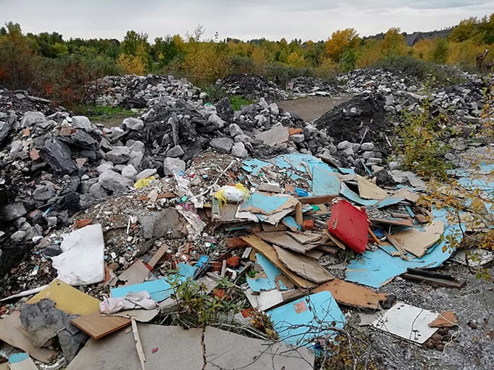 Несанкционированная свалка строительного мусора у дороги Новый Городок Старобачаты