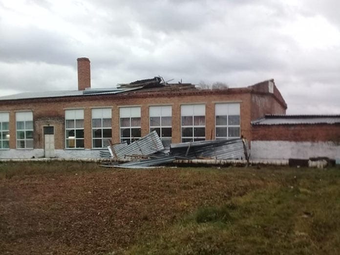 В Белово ветер сорвал крышу школы №7 в Старо-Белово, ураган 29 октября 2019 г