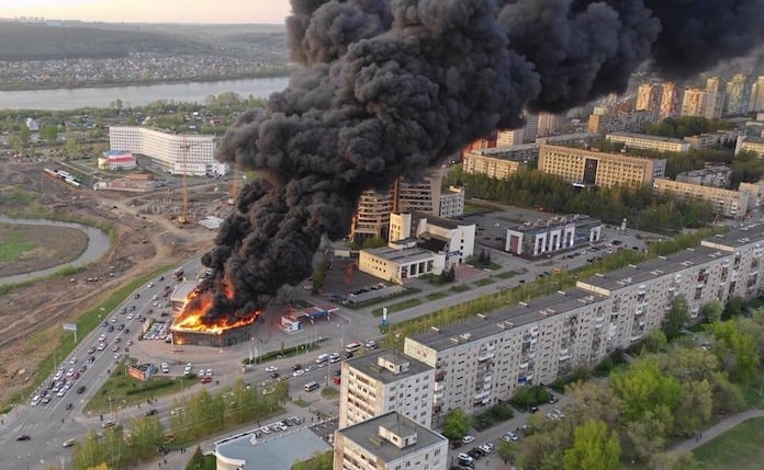 В Кемерово горит автосалон 20 мая 2019 г