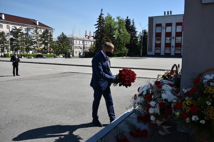 В Белове возложили цветы к мемориалу воинам-беловчанам, погибшим в годы Великой Отечественной войны, 9 мая 2020 г