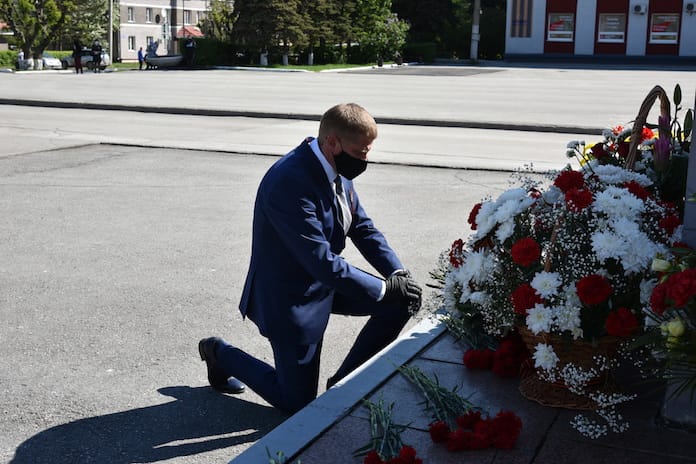 В Белове возложили цветы к мемориалу воинам-беловчанам, погибшим в годы Великой Отечественной войны, 9 мая 2020 г