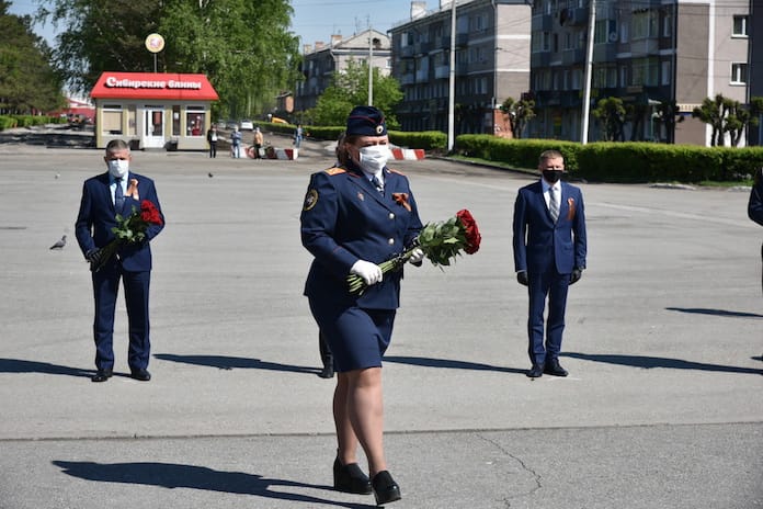 В Белове возложили цветы к мемориалу воинам-беловчанам, погибшим в годы Великой Отечественной войны, 9 мая 2020 г