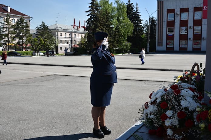 В Белове возложили цветы к мемориалу воинам-беловчанам, погибшим в годы Великой Отечественной войны, 9 мая 2020 г