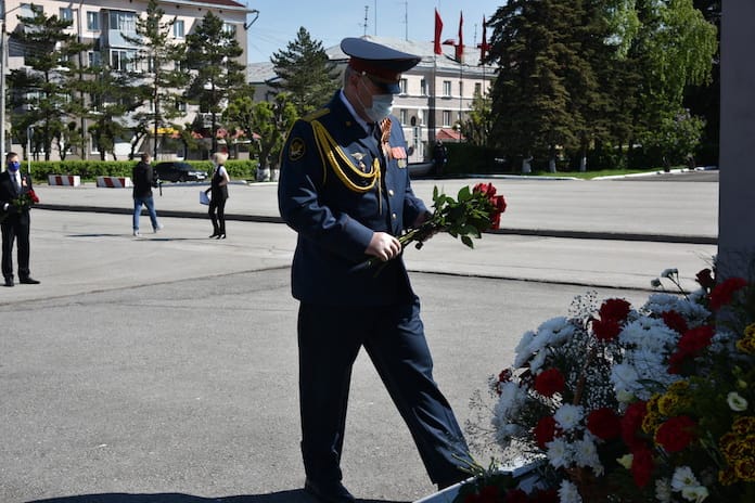 В Белове возложили цветы к мемориалу воинам-беловчанам, погибшим в годы Великой Отечественной войны, 9 мая 2020 г