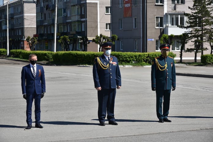 В Белове возложили цветы к мемориалу воинам-беловчанам, погибшим в годы Великой Отечественной войны, 9 мая 2020 г