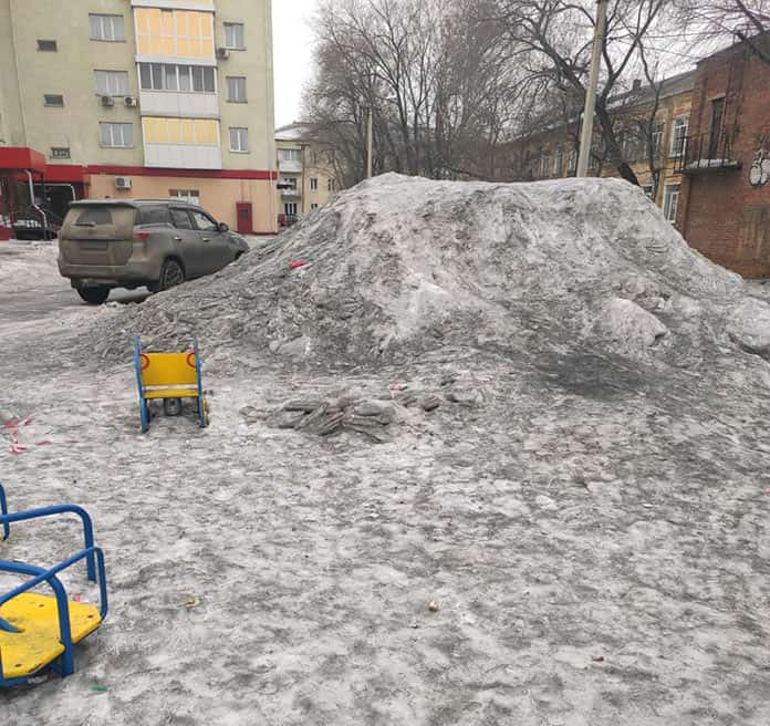 Белово превратился в непролазное снежное болото. В Белове не вывозят снег