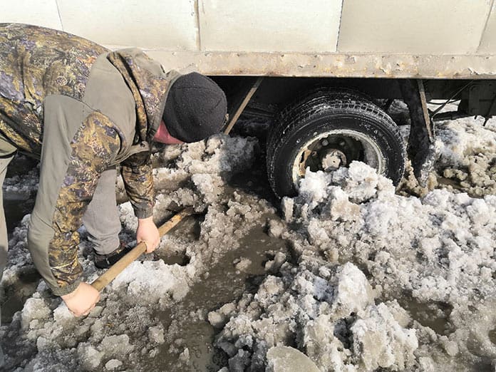 Белово превратился в непролазное снежное болото. В Белове не вывозят снег