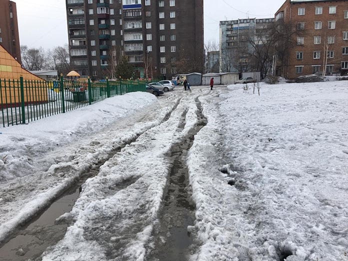 Белово превратился в непролазное снежное болото. В Белове не вывозят снег