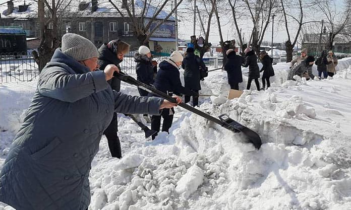 Белово превратился в непролазное снежное болото. В Белове не вывозят снег