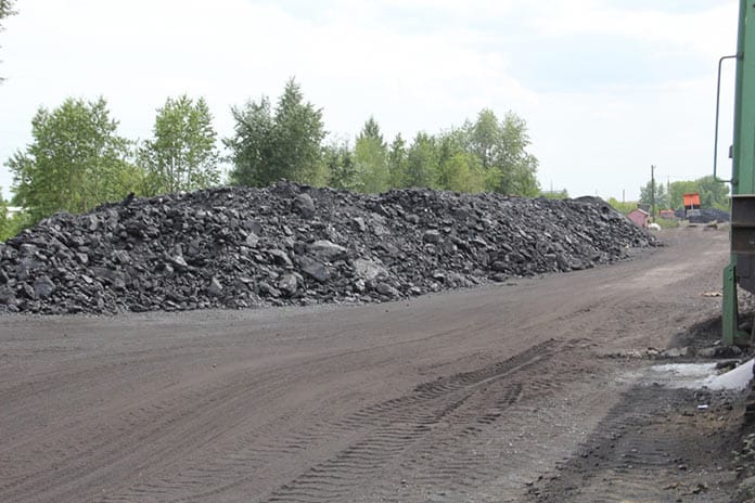 В Белове на территории Цинкового завода неизвестные устроили мусорный полигон и угольный склад