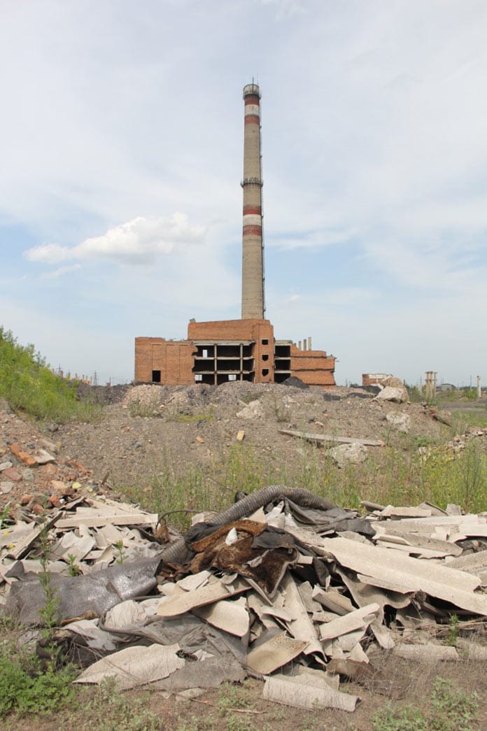 В Белове на территории Цинкового завода неизвестные устроили мусорный полигон и угольный склад