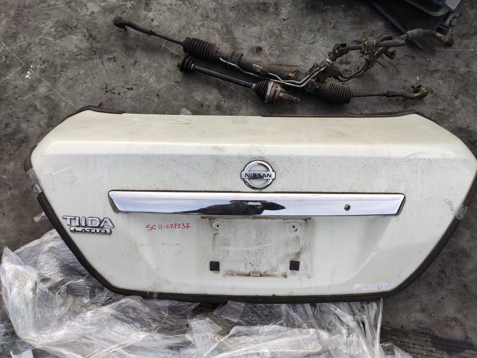 крышка багажника nissan tiida
