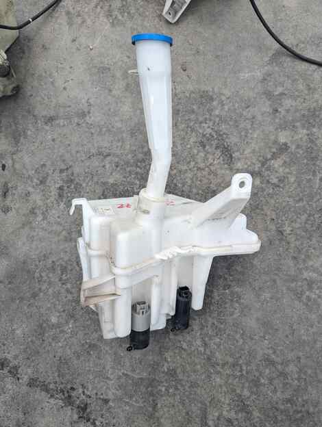 Купить Бачок стеклоомывателя для Toyota Avensis