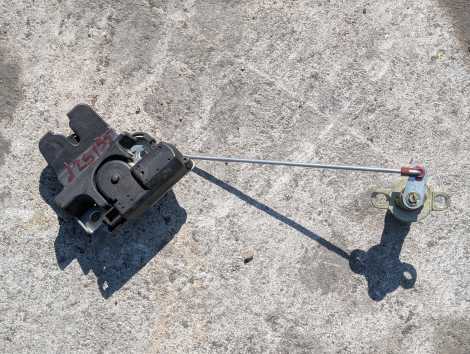 Замок багажника