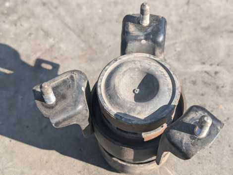 Подушка двигателя