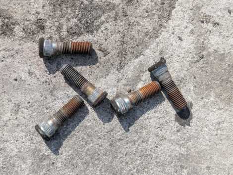 Шпилька колеса