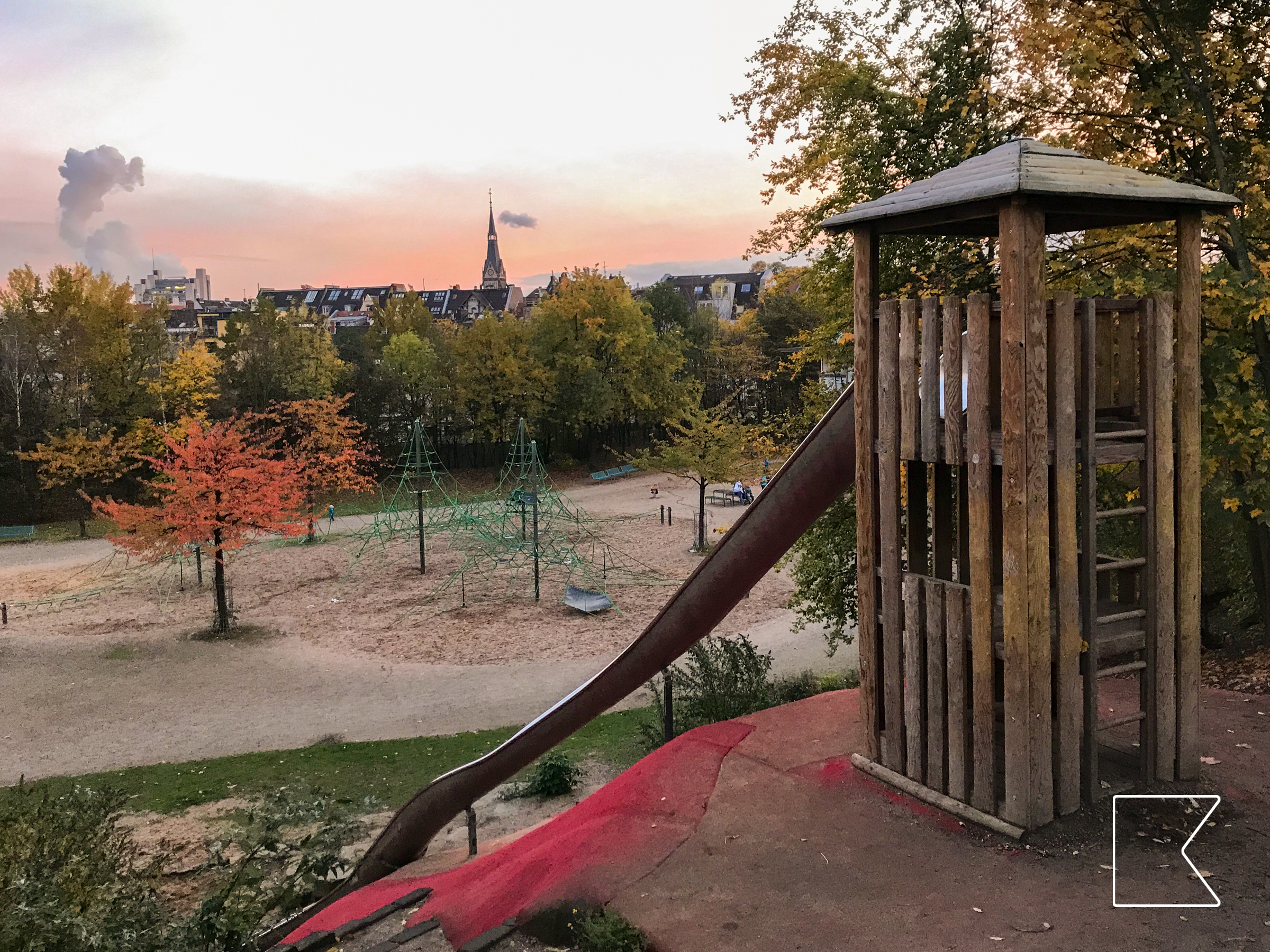 Площака в парке Mediapark — в Кёльне, 🇩🇪 Германия — Намкуда